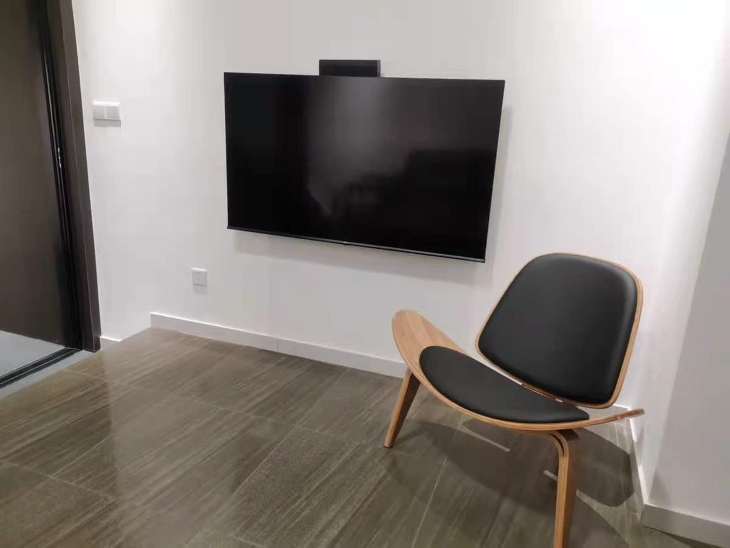 Hans Wegner Style Three- Legged Shell Chair Ash Plywood White Faux Leather Accent Chair Living Room Furniture Mid-Century Modern Shell Chair (Wood Color-Black)