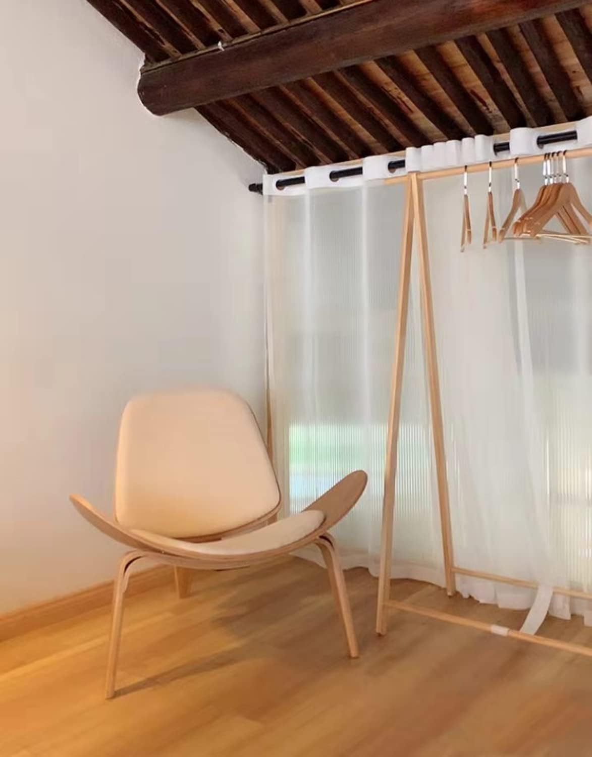 Hans Wegner Style Three- Legged Shell Chair Ash Plywood White Faux Leather Accent Chair Living Room Furniture Mid-Century Modern Shell Chair (Wood Color-White)