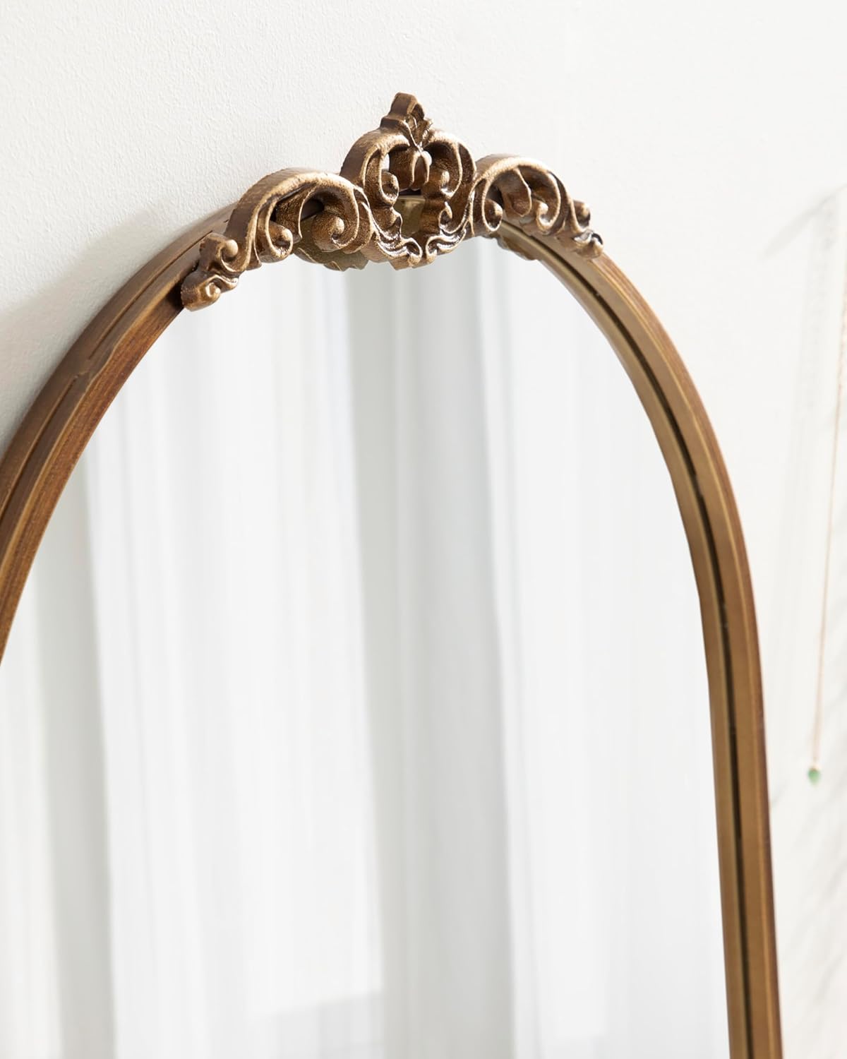 Kate and Laurel Myrcelle Traditional Arched Mirror; 21 x 26; Gold; Decorative Arch Mirror with Ornate Garland Detailing Along The Crown and Edges of The Frame