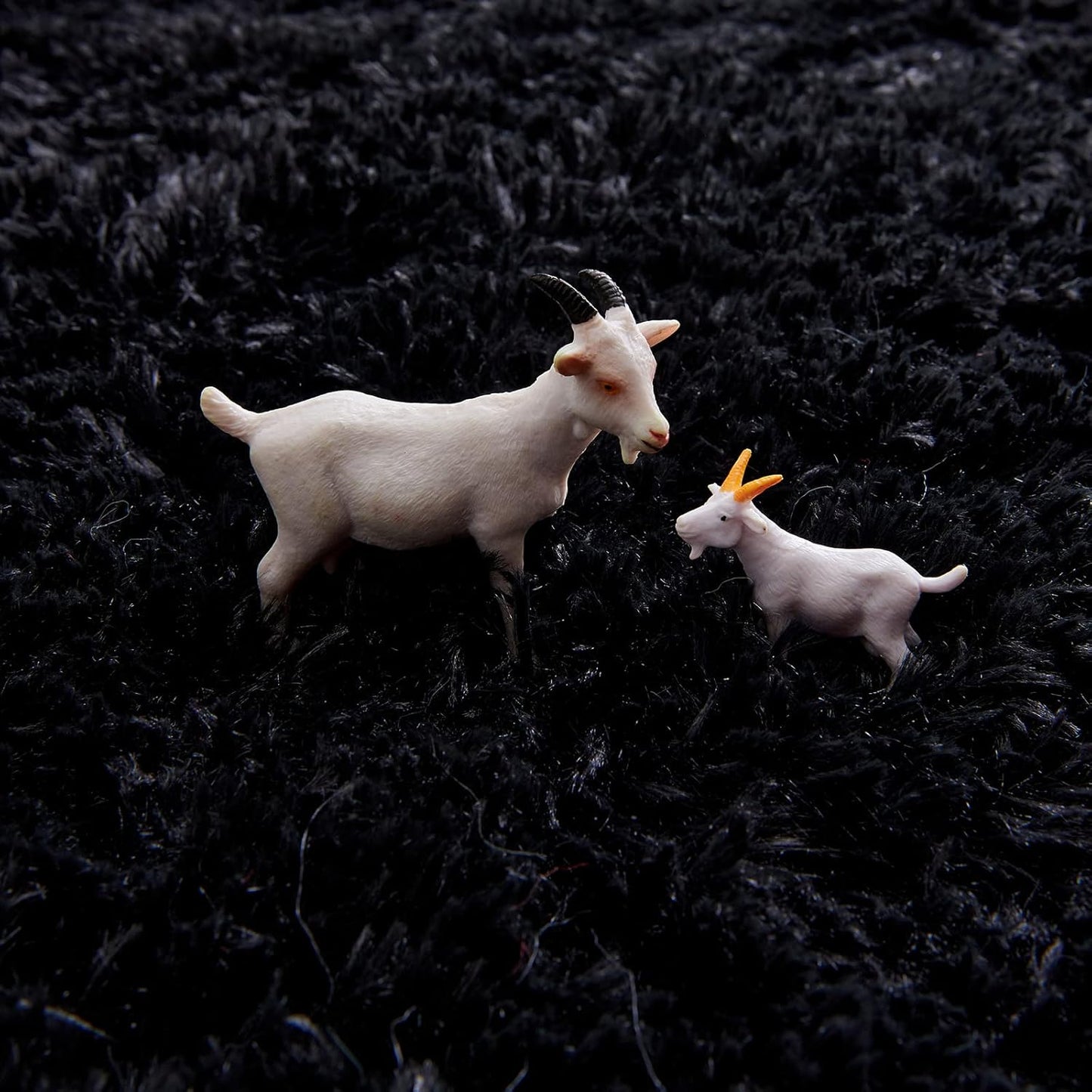 FJZFING Black Round Rug Ultra-Soft Plush Modern 5x5 Circle Area Rug for Kid's Bedroom, Fluffy Shag Circular Rug for Nursery Room, Non-Slip Home Decor Cute Black Carpet for Teen's Room