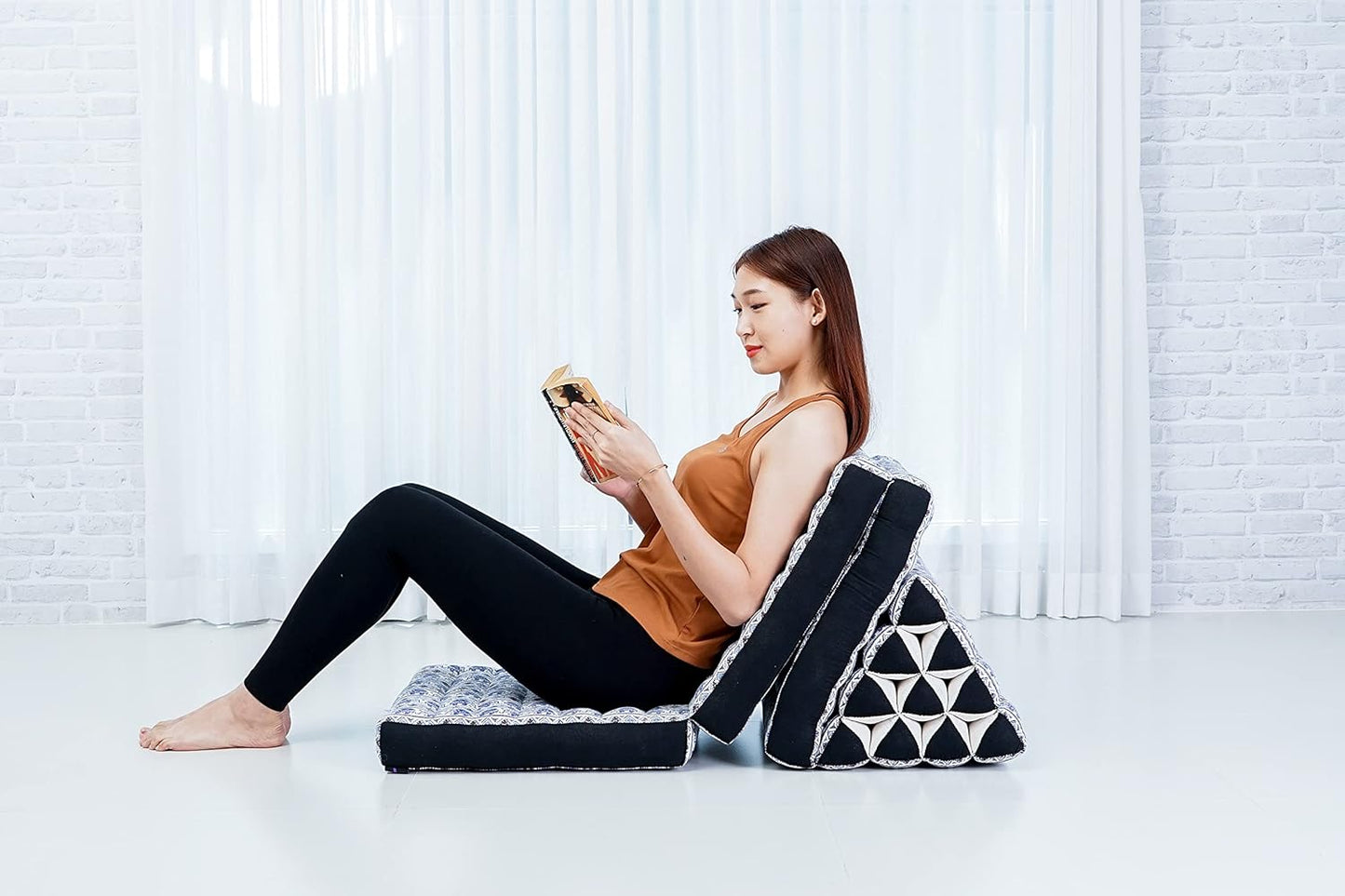 Leewadee - Comfortable Japanese Floor Mattress - Thai Floor Bed with Triangle Cushion - Futon Mattress - Thai Massage Mat, 67 x 21 inches, Blue White, Kapok Filling