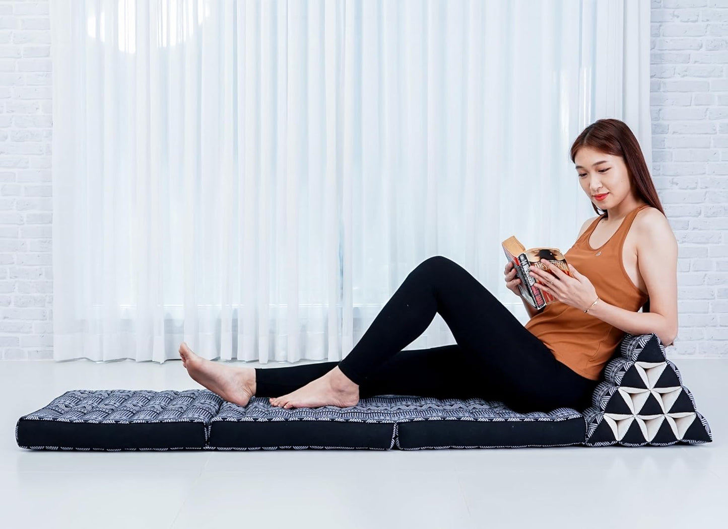Leewadee - Comfortable Japanese Floor Mattress - Thai Floor Bed with Triangle Cushion - Futon Mattress - Thai Massage Mat, 67 x 21 inches, Black White, Kapok Filling