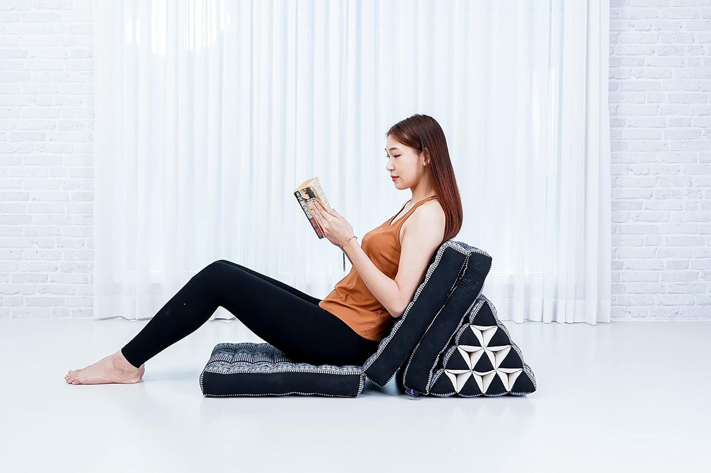 Leewadee - Comfortable Japanese Floor Mattress - Thai Floor Bed with Triangle Cushion - Futon Mattress - Thai Massage Mat, 67 x 21 inches, Black White, Kapok Filling