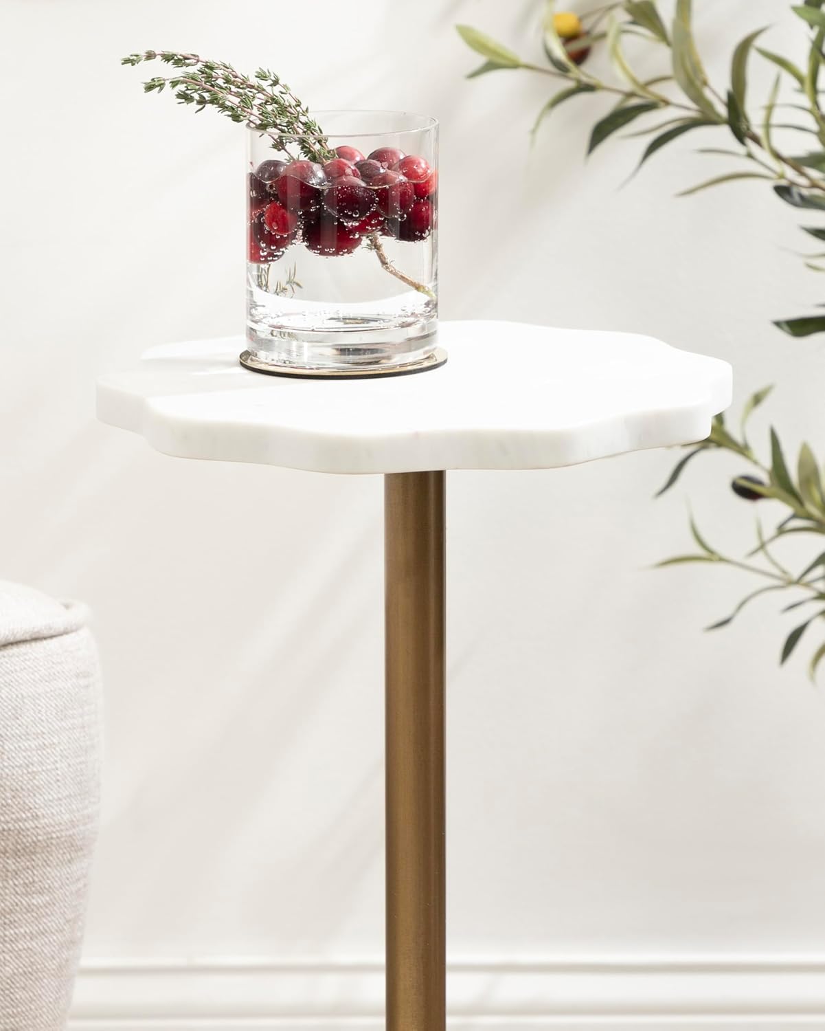 Kate and Laurel Sanzo Modern Pedestal Drink Table, 10 x 10 x 23, Antique Brass and White, Decorative End Table with Scalloped Marble Tabletop for Use as Small Plant Stand or Cute Martini Table