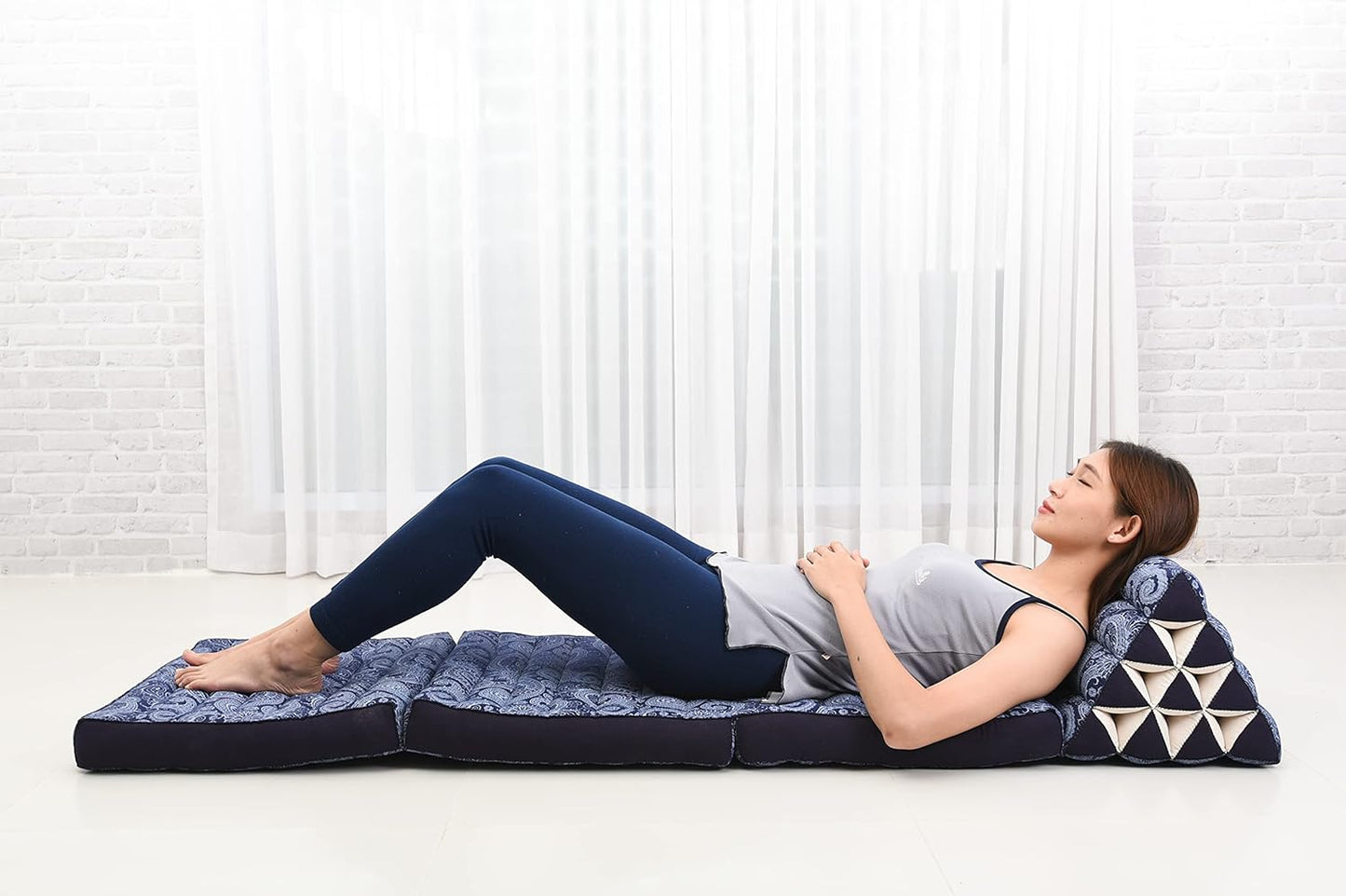 Leewadee - Comfortable Japanese Floor Mattress - Thai Floor Bed with Triangle Cushion - Futon Mattress - Thai Massage Mat, 67 x 21 inches, Blue White, Kapok Filling
