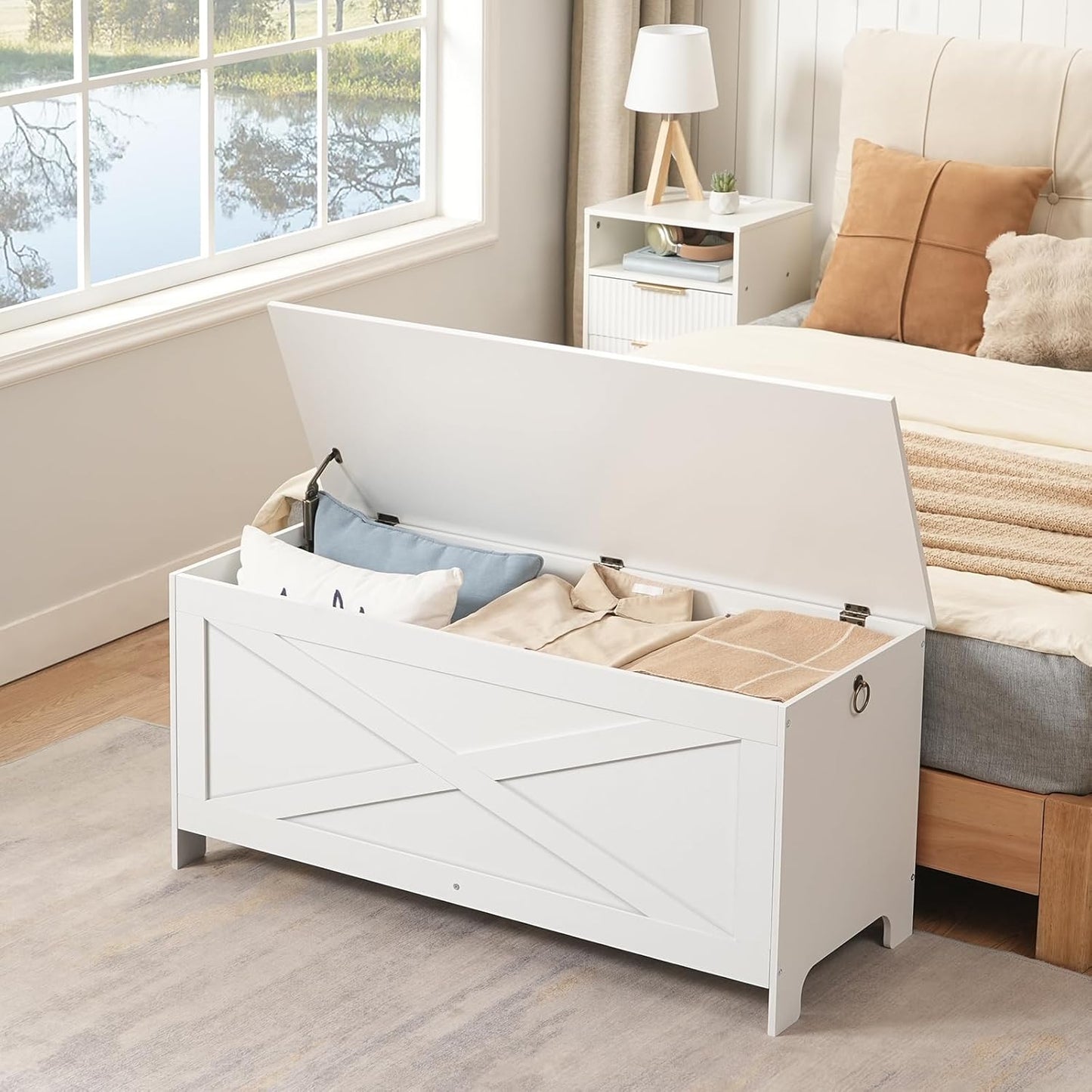 43.3" Toy Chest, Sturdy Entryway Storage Chest with Safety Hinges, Retro Toy Box, Wooden Look Accent Furniture for Living Room, Bedroom, White SCWT48501