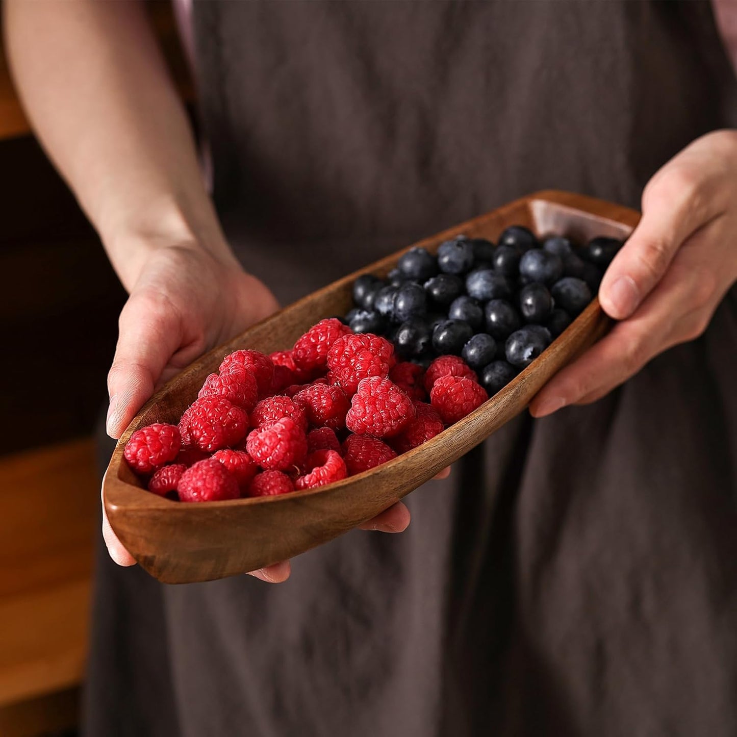 Lucky Boat Serving Tray, Acacia Solid Wood Boat Shape Plate for Serving Desserts, Fruit, Snack and Seafood or House Ornament,Key Tray,Functional and Storage Decorative Bowl。 (S)