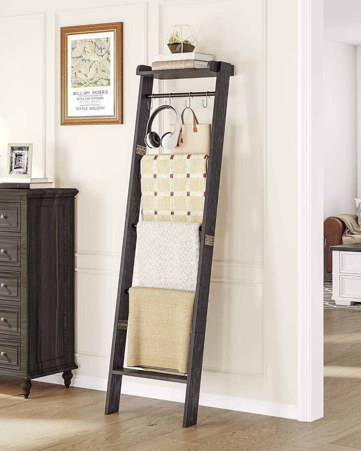 Blanket Ladder Shelf for Living Room, Decorative Quilt Rack with Storage Shelf, 6-Tier Farmhouse Ladder Holder Organizer with 4 Removable Hooks for Bedroom, Black BR35804B