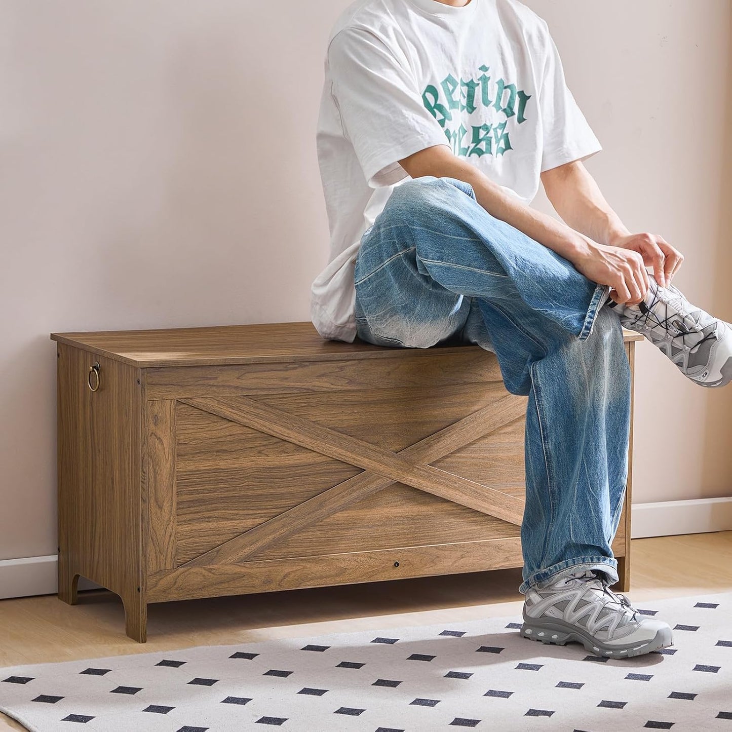 43.3" Toy Chest, Sturdy Entryway Storage Chest with Safety Hinges, Retro Toy Box, Wooden Look Accent Furniture for Living Room, Bedroom, Honey Brown SCOR48501