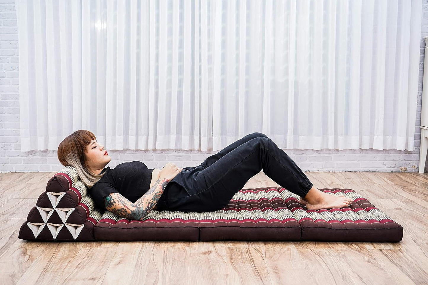 Leewadee 3-Fold Mat XXL with Triangle Cushion – Firm TV Pillow, Foldable Mattress with Cushion Made of Kapok, 67 x 31 inches, Brown Red