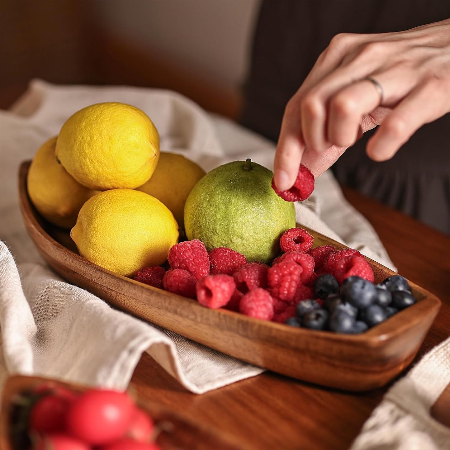 Lucky Boat Serving Tray, Acacia Solid Wood Boat Shape Plate for Serving Desserts, Fruit, Snack and Seafood or House Ornament,Key Tray,Functional and Storage Decorative Bowl。 (M)