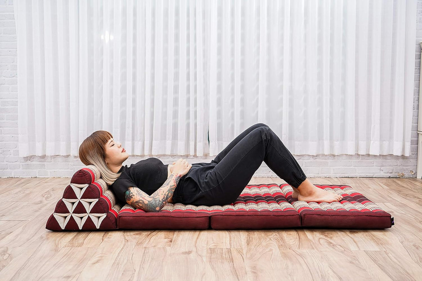 Leewadee 3-Fold Mat XXL with Triangle Cushion – Firm TV Pillow, Foldable Mattress with Cushion Made of Kapok, 67 x 31 inches, Red