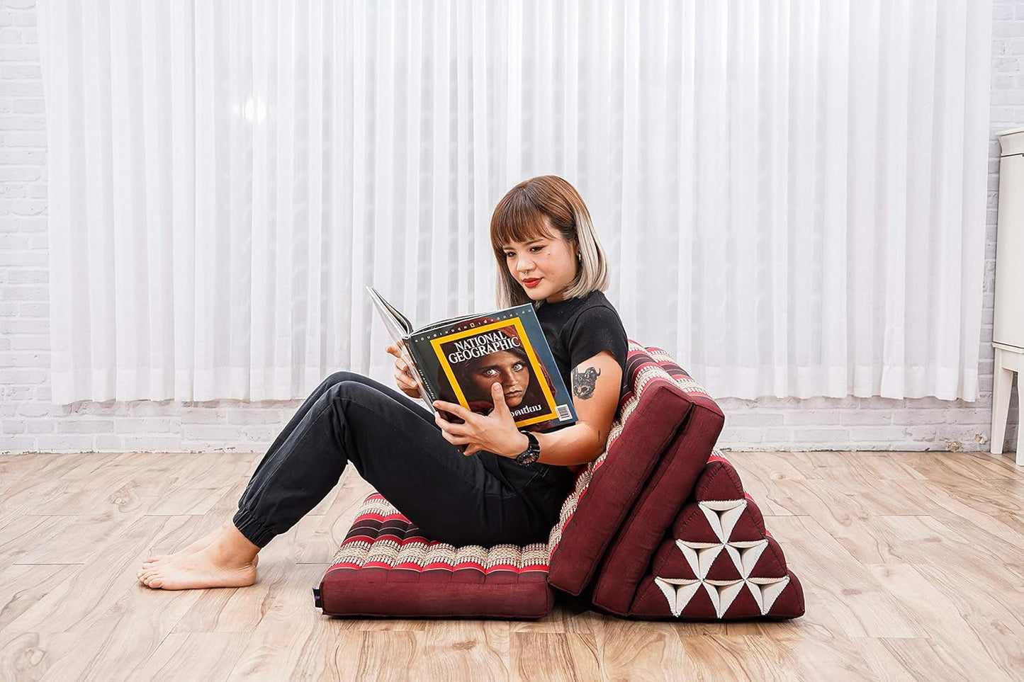 Leewadee 3-Fold Mat XXL with Triangle Cushion – Firm TV Pillow, Foldable Mattress with Cushion Made of Kapok, 67 x 31 inches, Red