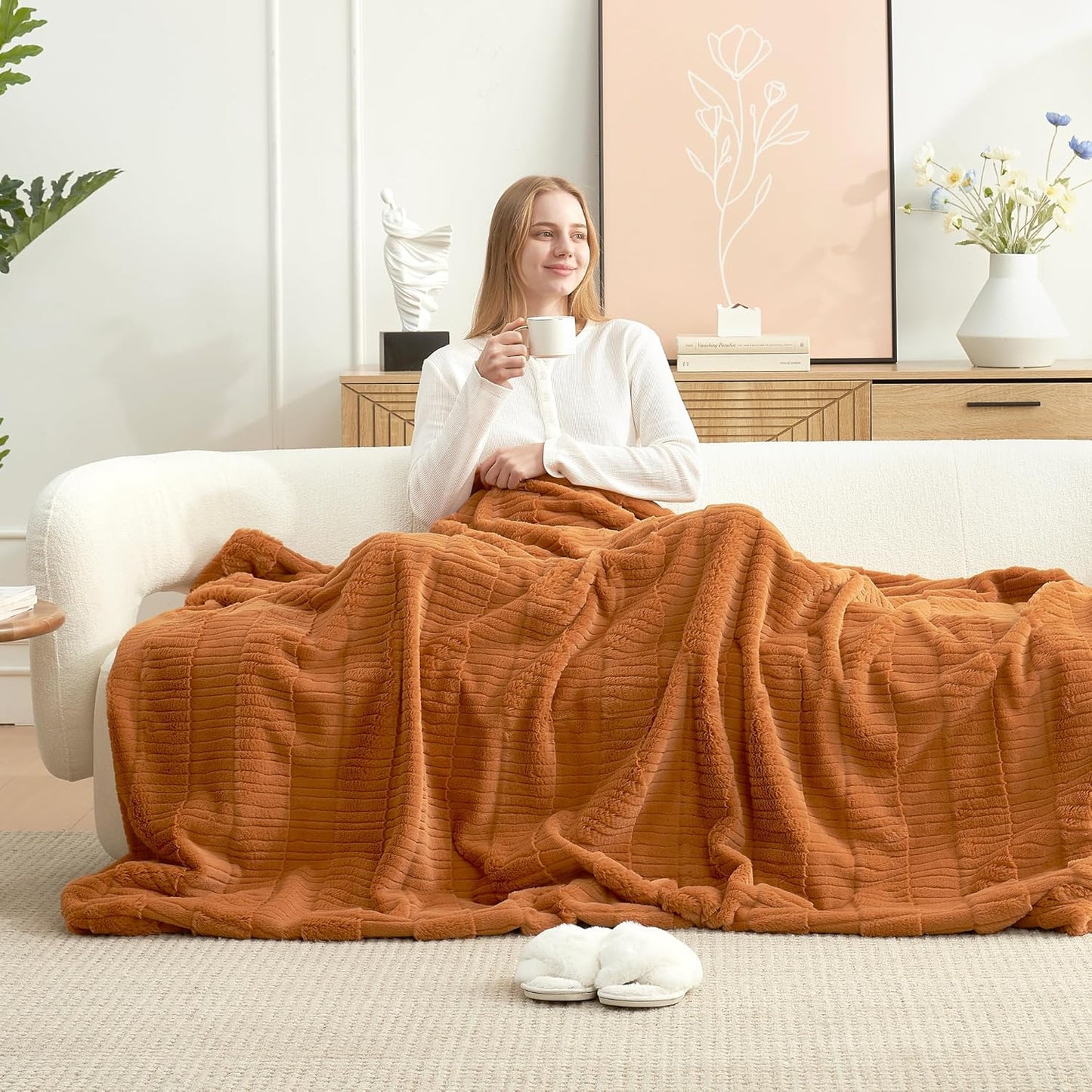 Amélie Home Luxury Striped Faux Fur Throw Blanket for Couch, Embossed Split Fur Cozy Fuzzy Fluffy Luxurious Soft Plush Sofa Chair Bed Gift Blankets for Women Men Wife Friend, 60"x80", Brown