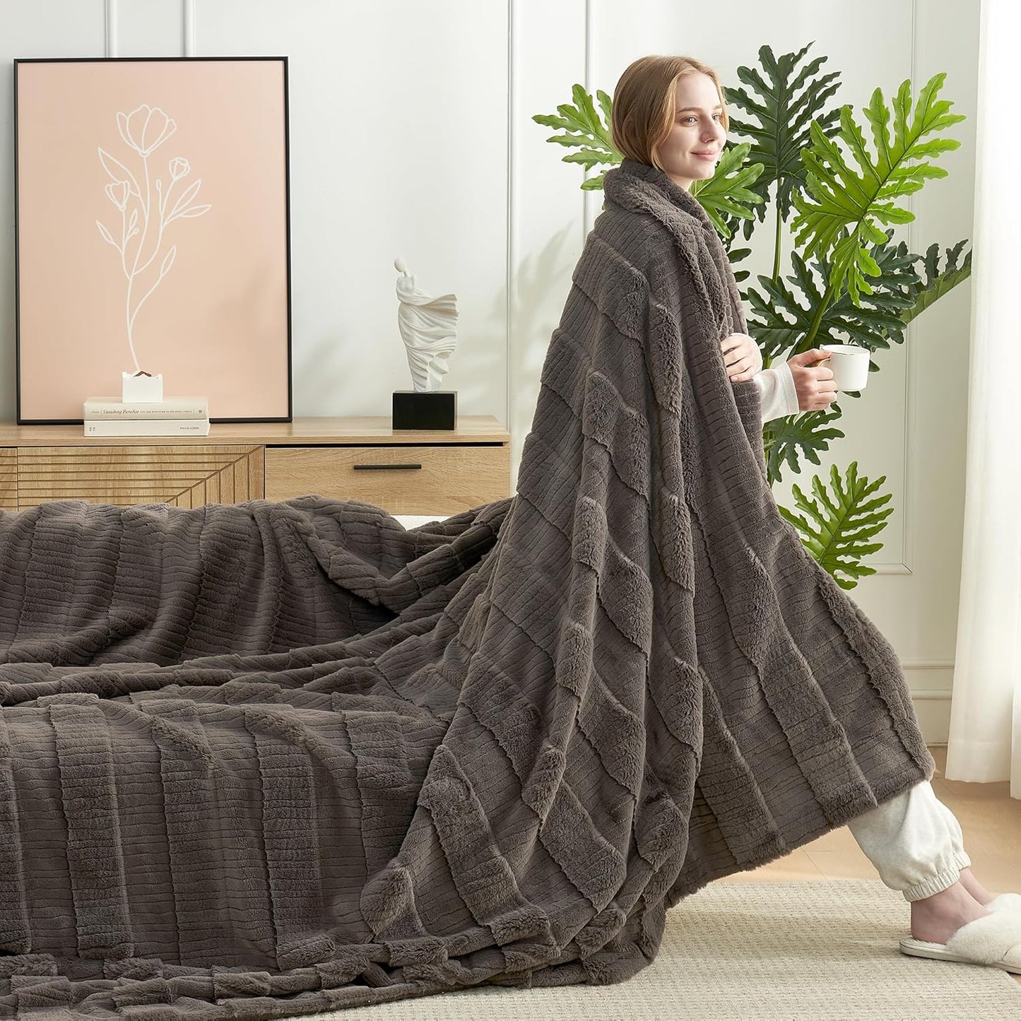 Amélie Home Luxury Striped Faux Fur Throw Blanket for Couch, Embossed Split Fur Cozy Fuzzy Fluffy Luxurious Soft Plush Sofa Chair Bed Gift Blankets for Women Men Wife Friend, 55"x70", Charcoal Gray