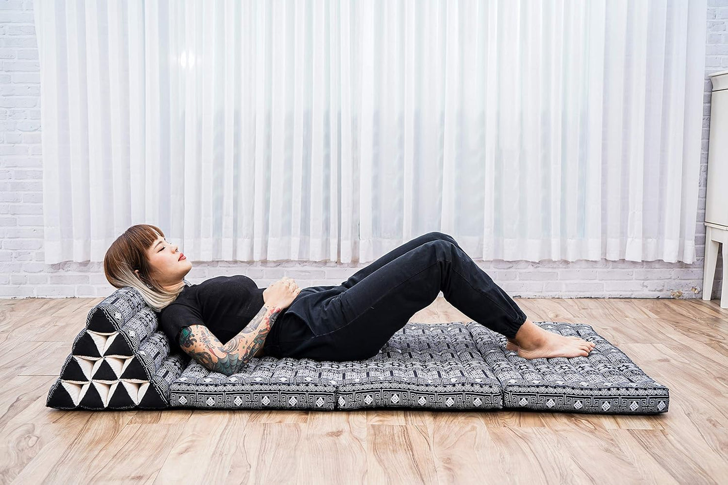 Leewadee 3-Fold Mat XXL with Triangle Cushion – Firm TV Pillow, Foldable Mattress with Cushion Made of Eco-Friendly Kapok, 67 x 31 inches, Black